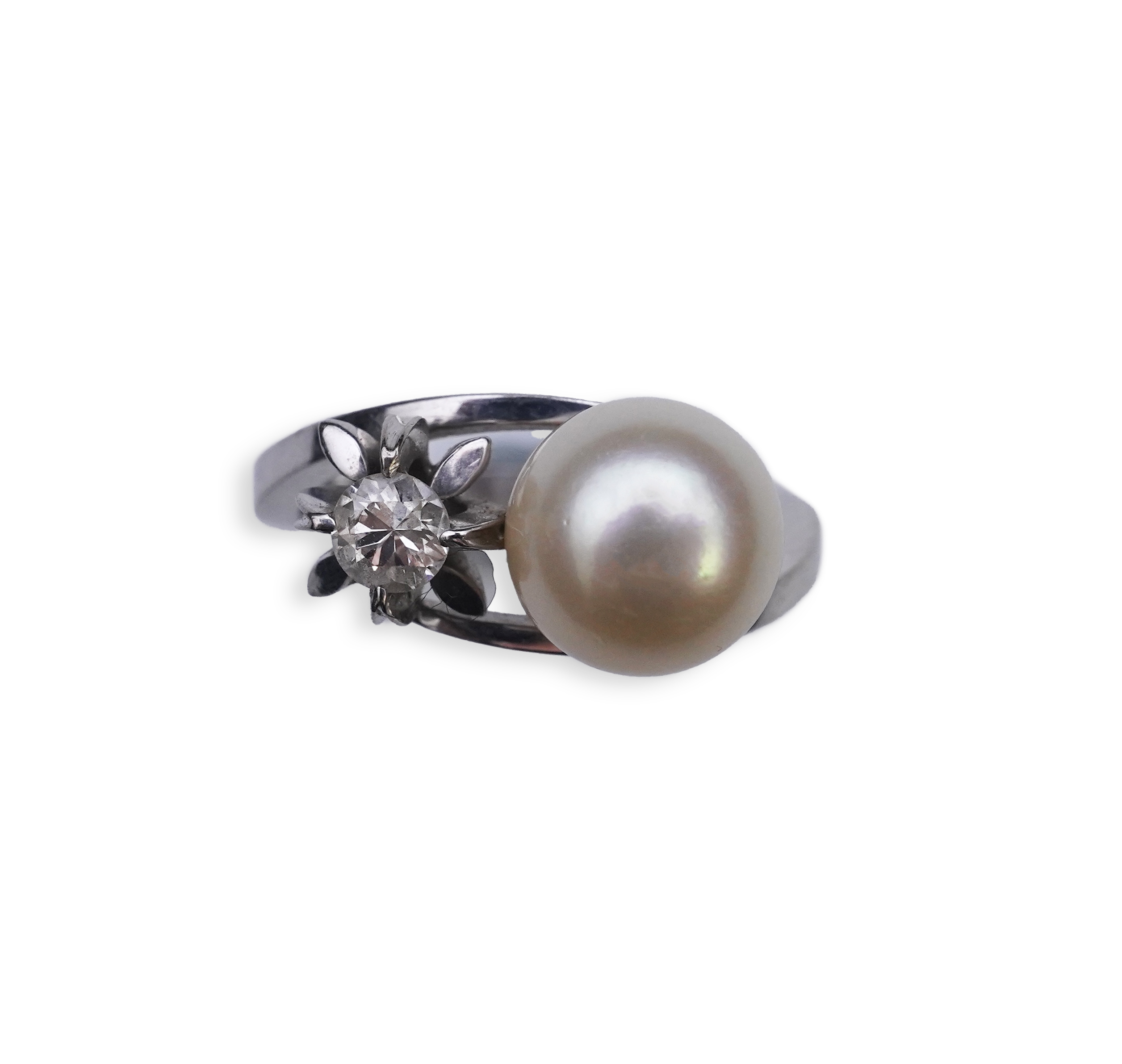 A cultured pearl and diamond toi-et-moi ring